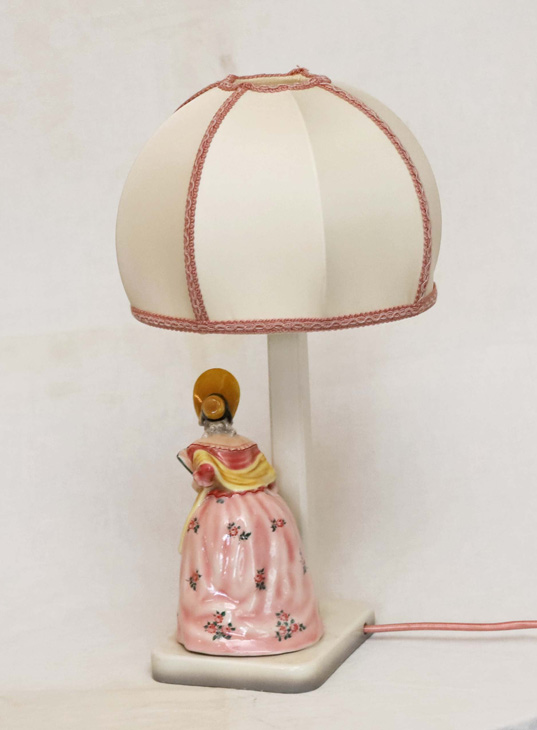 Keramos Wien Keramik Figurenlampe Biedermeierdame