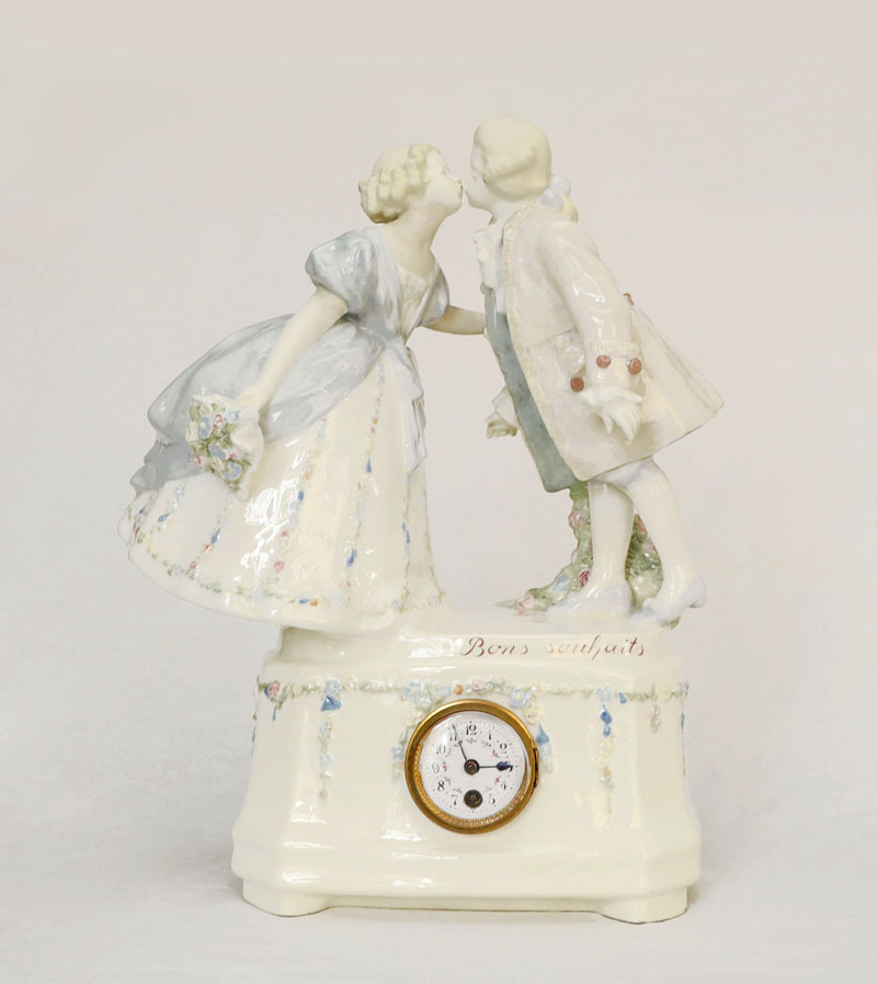 Jugendstil Keramik Uhr kuessendes Paar