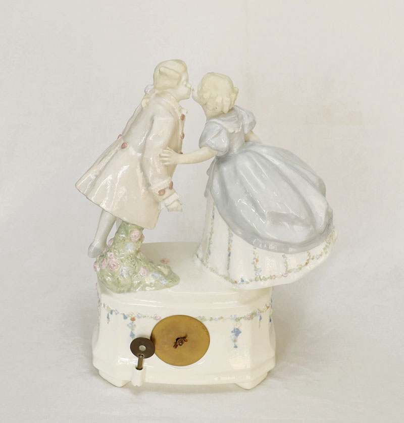Jugendstil Keramik Uhr kuessendes Paar